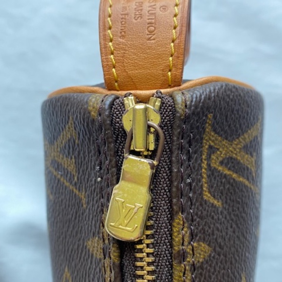 Vintage, LV Louis Vuitton Monogram Tootsie Roll Clutch - PRICED TO SELL QUICKLY - Picture 5 of 10